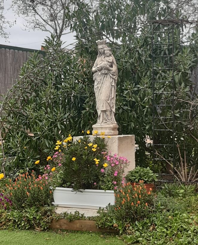 26 marzo 2022 Retiro. Virgen del Carmen en el jardín
